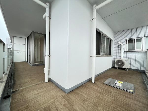 クリオレジダンス横濱ベイサイドのバルコニー|多くの日が差し込むワイドバルコニー。この広さなので洗濯物も楽々干せますね。