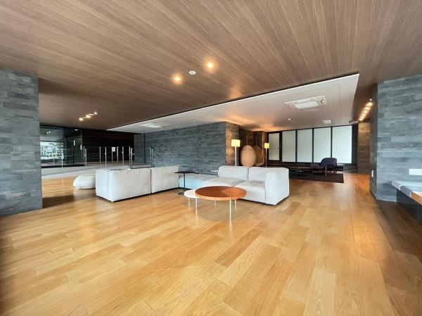 クリオレジダンス横濱ベイサイドのエントランス|高級感あふれるホテルの様なロビー！管理がいきわたっていて毎回とても綺麗に掃除してあります。共用部分が綺麗なマンションは住み心地が良いですね。