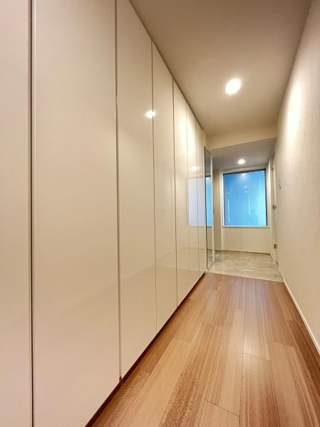 クリオレジダンス横濱ベイサイドの玄関|明るく広々とした玄関は、開放感があり温かみを感じさせてくれます。
シューズインクローゼット付きで収納力もＵＰ！