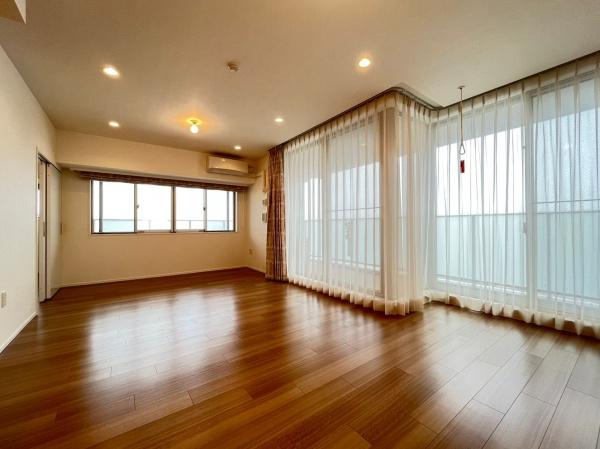 クリオレジダンス横濱ベイサイドの居間・リビング|多くの光りを取りこむＬＤＫは、明るい日差しでスタイリシュなＬＤＫに…家族が集まるリビングだからより使いやすく美しく。