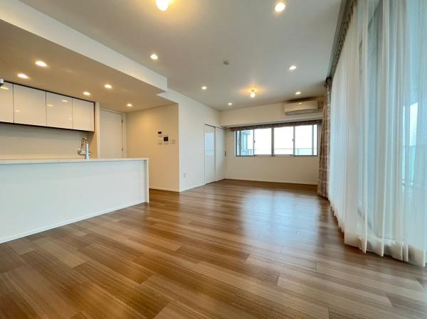 クリオレジダンス横濱ベイサイドの居間・リビング|形の綺麗なダイニングはお好きな家具を配置しても、まだまだ余裕がありそうです。インテリアも想像しながらご見学されると、より一層楽しくなります。