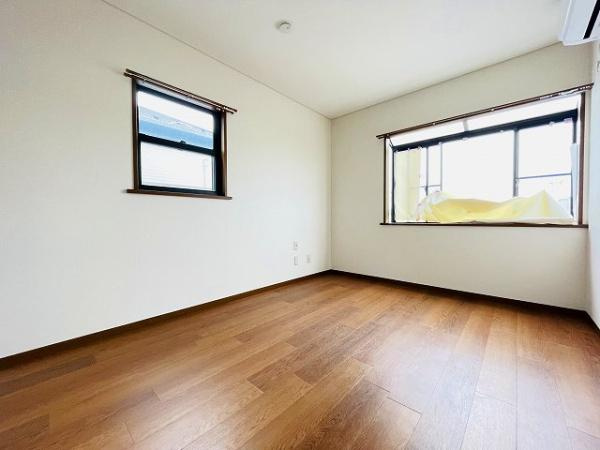 川崎市高津区北見方３丁目の中古一戸建の寝室|大きな窓から陽ざしが差し込み、爽やかな室内空間を演出します！
フローリングに日差しが反射します！