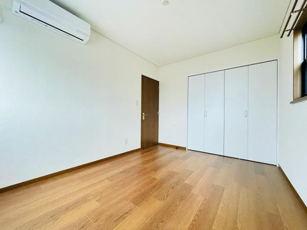 川崎市高津区北見方３丁目の中古一戸建の寝室|収納力を兼ね備えたお部屋。陽当たりの良い、ご夫婦様のくつろぎの空間です。