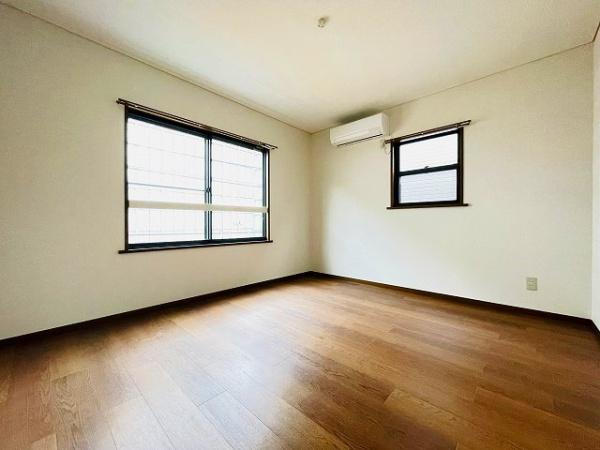 川崎市高津区北見方３丁目の中古一戸建の洋室|二面採光のとれた明るい居室！陽当たりが良く心地よい空間です！