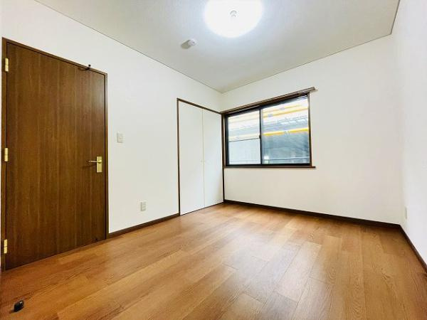 川崎市高津区北見方３丁目の中古一戸建の子供部屋|学習しやすい環境が整えられる広さの洋室。勉強机、ベッドを置いても、広い空間です。
