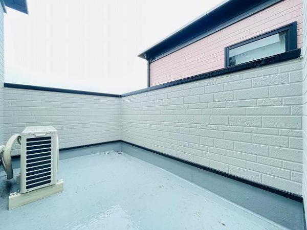 川崎市高津区北見方３丁目の中古一戸建のバルコニー|大型ルーフバルコニーも魅力的！ご家族の憩いの場として活躍できそうですね！