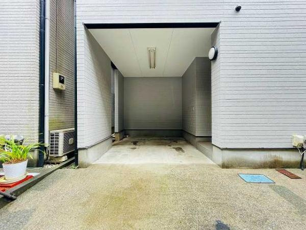 川崎市高津区北見方３丁目の中古一戸建の駐車場|１台駐車しても余るスペースがある広々カースペース！ハイルーフ車も駐車可能です！
