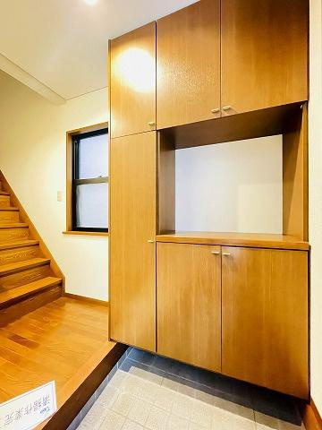 川崎市高津区北見方３丁目の中古一戸建の玄関|明るく広々とした玄関は、開放感があり温かみを感じさせてくれます。シューズボックスも備えつけられています。