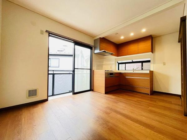 川崎市高津区北見方３丁目の中古一戸建の居間・リビング|多くの光りを取りこむＬＤＫは、明るい日差しでスタイリシュなＬＤＫに…家族が集まるリビングだからより使いやすく美しく。