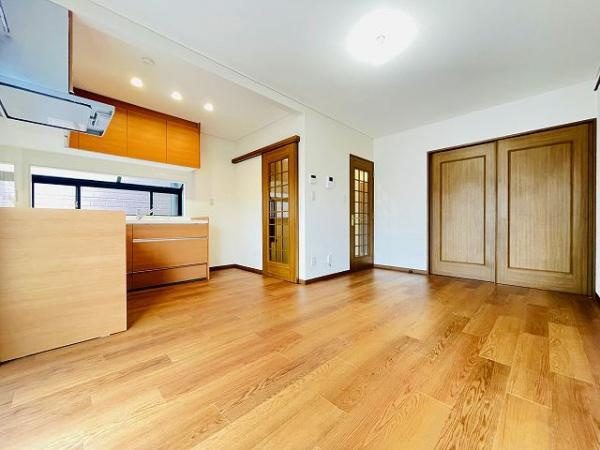 川崎市高津区北見方３丁目の中古一戸建の居間・リビング|形の綺麗なダイニングはお好きな家具を配置しても、まだまだ余裕がありそうです。インテリアも想像しながらご見学されると、より一層楽しくなります。