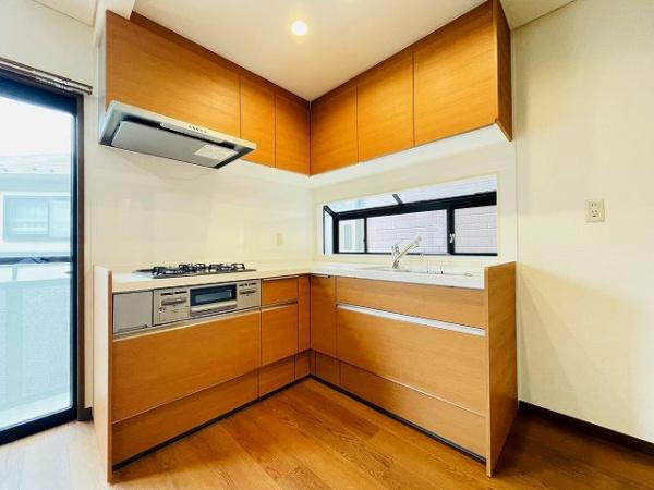 川崎市高津区北見方３丁目の中古一戸建のキッチン|買主様目線で施工された収納力も豊富な浄水器内蔵システムキッチン！