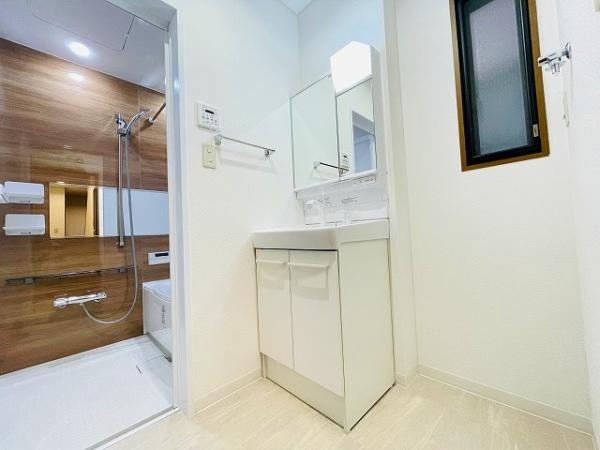 川崎市高津区北見方３丁目の中古一戸建の独立洗面台|ハンドシャワー付き機能的な洗面化粧台！ストレスフリーの広さがある洗面所も魅力的！