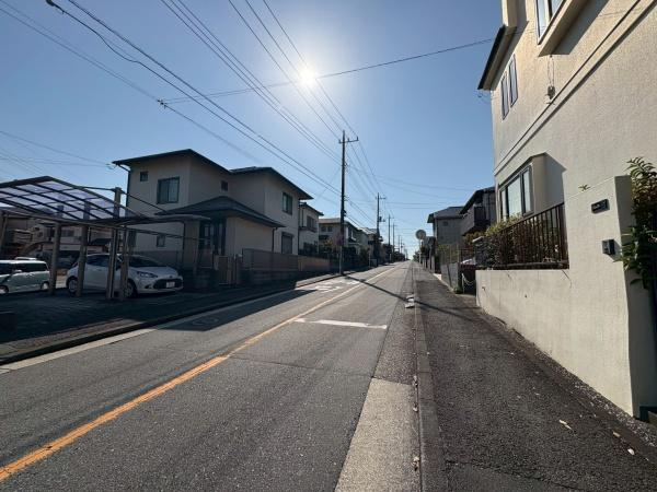 横浜市戸塚区南舞岡３丁目の中古一戸建の前面道路含む現地写真