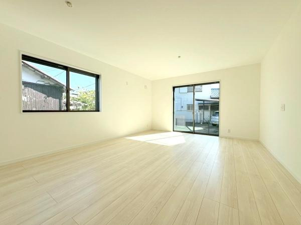 横須賀市武２丁目の中古一戸建の居間・リビング