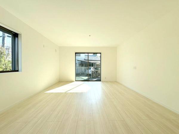 横須賀市武２丁目の中古一戸建の居間・リビング