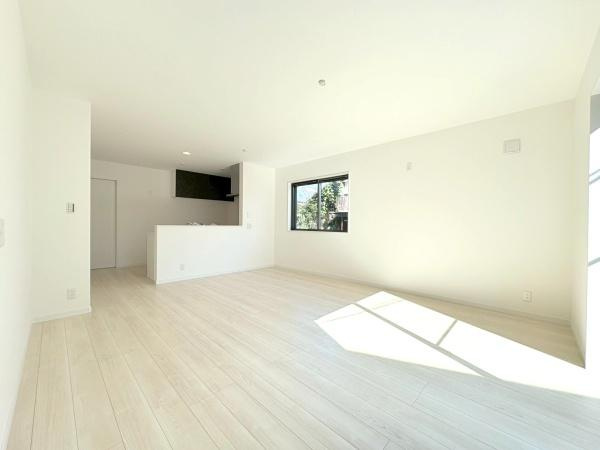 横須賀市武２丁目の中古一戸建の居間・リビング