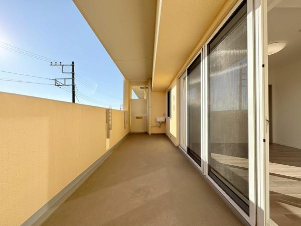 ココタウンヒルトップマリーナのバルコニー|日当たり良好のバルコニーです。冬でも洗濯物がすぐ乾きそうですね。