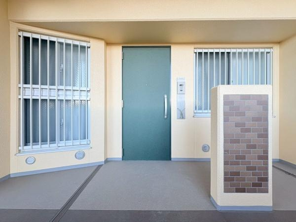 ココタウンヒルトップマリーナの玄関|明るい玄関は暖かくお客様をお迎えできそうです。