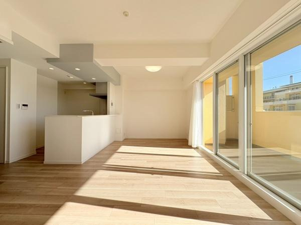 ココタウンヒルトップマリーナの居間・リビング|日当たりの良いリビングです。