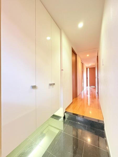 アデニウム葉山一色の玄関