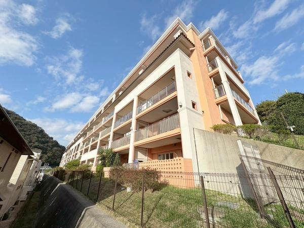 アデニウム葉山一色の外観