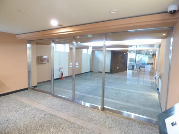 ローレルスクエア港南台C棟のエントランス