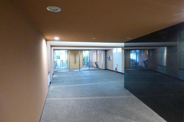 ローレルスクエア港南台C棟のエントランス