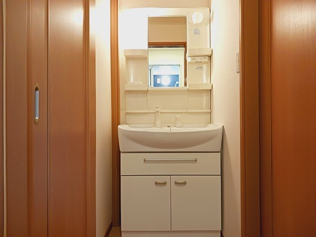 グロワールＥの洗面所|明るい洗面所です