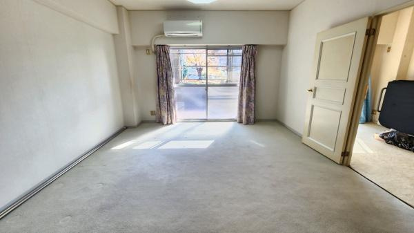 【居間・リビング】 | 朝日プラザ生駒西２番館Ｃ棟　中古マンション | LDKは広々約15.5帖です♪
日当たりもよく、室内はとても明るいですよ♪
ぜひ一度現地をご覧になってください。