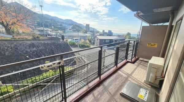 【バルコニー】 | 朝日プラザ生駒西２番館Ｃ棟　中古マンション | バルコニーからは自然いっぱいの景色が広がっております♪
室内から四季の変化を感じることができ、大変リラックスできますよ♪