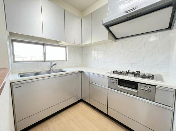 【キッチン】 | ルネ住道　中古マンション | キッチンはダイニングに壁付けタイプになっておりますので、ダイニングキッチンをより広くお使い頂く事が出来ますよ。