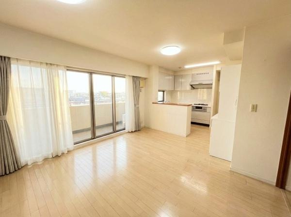 【居間・リビング】 | ルネ住道　中古マンション | 約15帖の広々としたリビングとなっております！家族みんなでゆったりとくつろげる空間となっております！