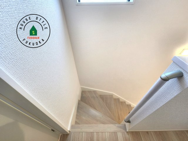 福岡市西区太郎丸2丁目第1-2棟（1号棟）　の内観：施工例|＜手すり付階段＞手すりがないと階段の昇り降りで危険なことはもちろん、壁に手をつきながら歩くことで壁紙が汚れやすくなります。すべての方に快適に昇り降りしていただくため、手すりを設置しました。
