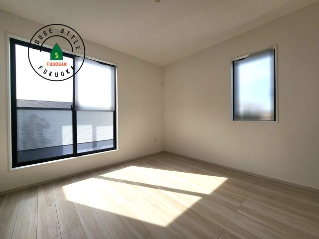 福岡市西区太郎丸2丁目第1-2棟（1号棟）　の内観：施工例|採光良好な洋室は全居室、複層ガラスの遮熱効果と断熱効果で、一年中快適に過ごせます。