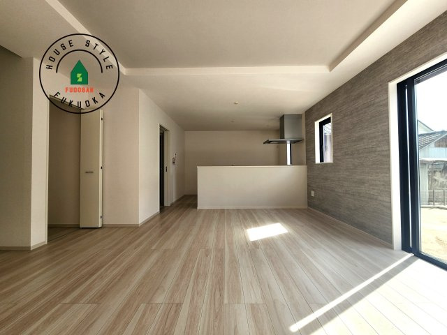 福岡市西区太郎丸2丁目第1-2棟（1号棟）　の内観：施工例|キッチンからリビングをしっかり確認できます。家族の笑顔があふれる空間になりそうですね。