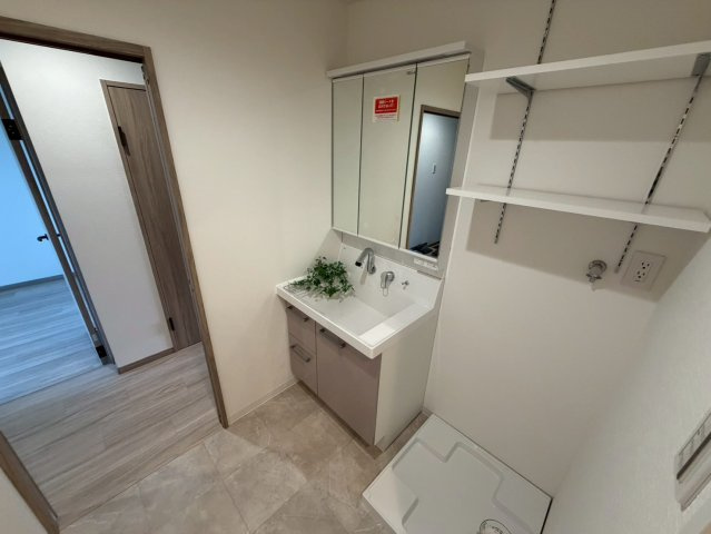ラビデンス尾張旭光和の独立洗面台|三面鏡付シャンプードレッサー洗面台で朝の忙しい準備も楽々♪