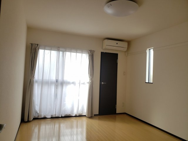 レオネクストくおれⅡの居間・リビング|エアコン・カーテン有り