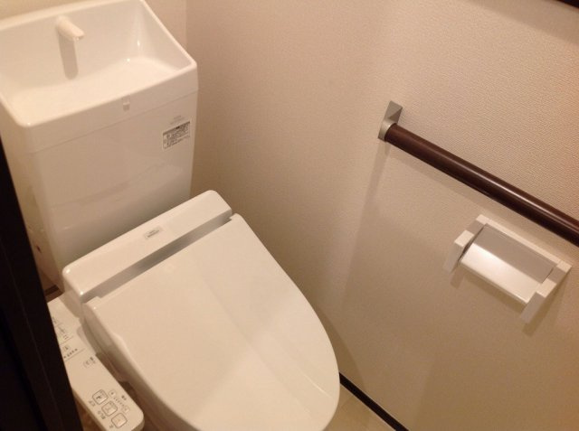 レオネクストくおれⅡのその他|温水洗浄便座付き。手すりと棚も御座います。