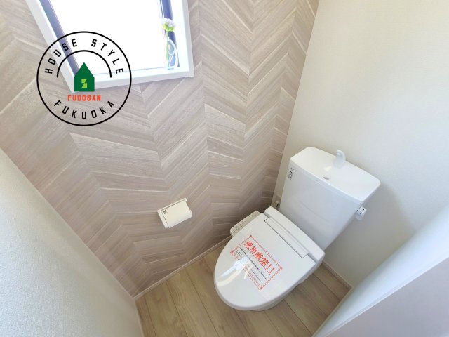 福岡市西区太郎丸2丁目第1-2棟（2号棟）　の内観：施工例|温水洗浄便座を完備しております。2ヶ所にトイレがあるのは朝の慌ただしい時間も安心です。