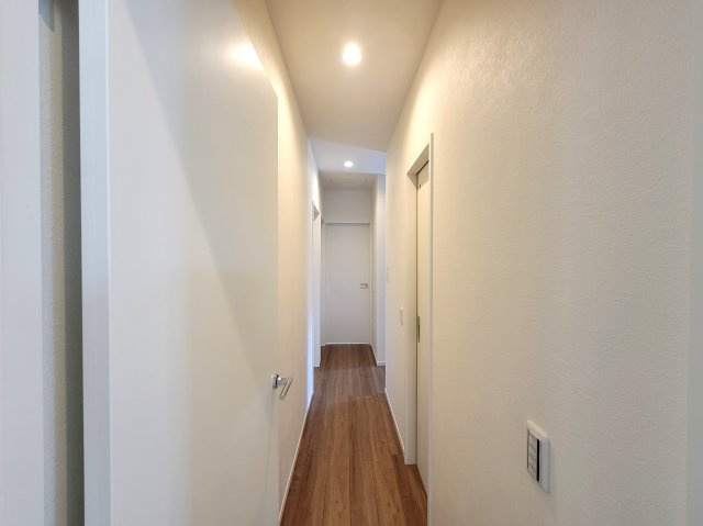 福岡市西区太郎丸2丁目第1-2棟（2号棟）　の内観：施工例|平屋はワンフロアしかないため、部屋と部屋の距離が近くなります。 生活音の緩衝材として廊下を活用するのがおすすめです。