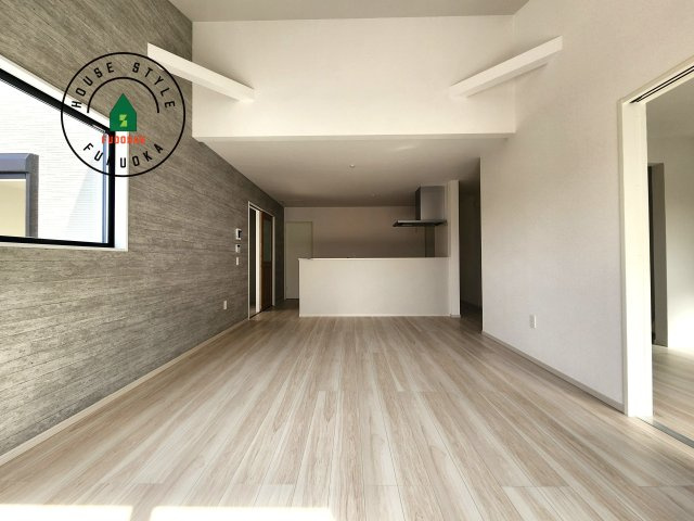 福岡市西区太郎丸2丁目第1-2棟（2号棟）　の居間・リビング|キッチンからリビングをしっかり確認できます。家族の笑顔があふれる空間になりそうですね。