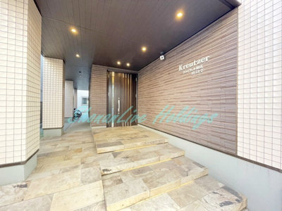 【エントランス】 | クロイツェル御成 | 清潔感のあるエントランスです♪