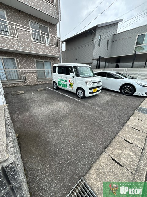 メゾンプチシャトー砂場の駐車場