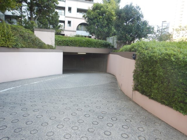 西戸山タワーホウムズサウスタワーの駐車場