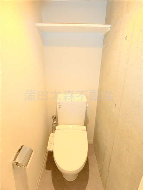 ロータス平和島イーストのトイレ|棚と温水洗浄便座付きのトイレ