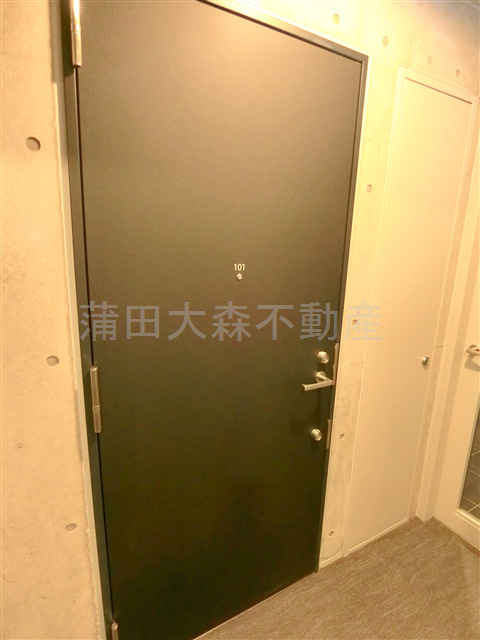 ロータス平和島イーストの玄関