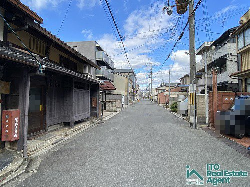 上・竪社南半町 建築条件無 土地の前面道路含む現地写真