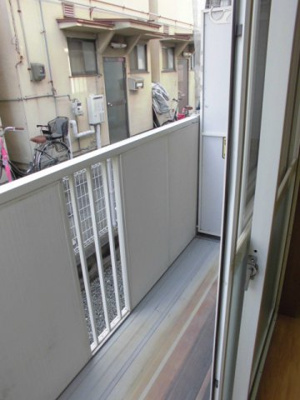 【バルコニー】 | プチ．クリスタル南 | 外からの目が気にならないバルコニーで洗濯物が干せます