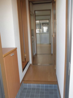 【玄関】 | プチ．クリスタル南 | 収納もある玄関です