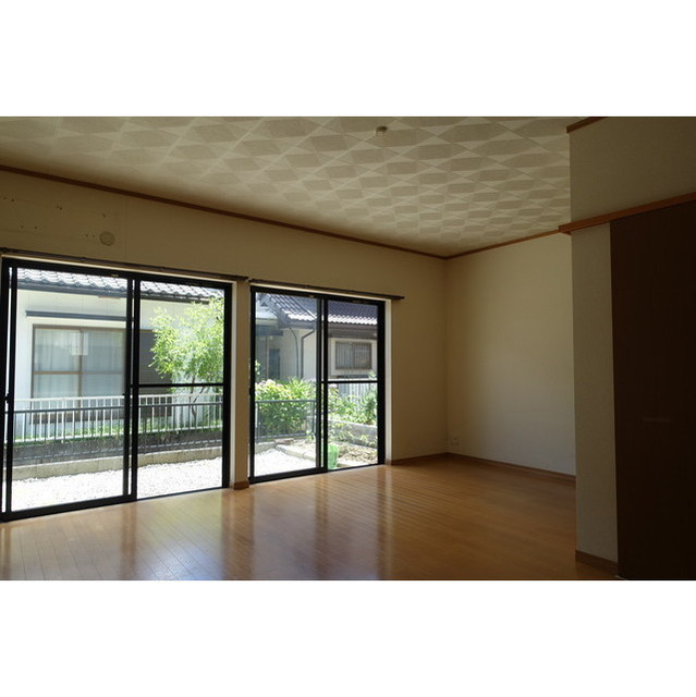 安八高橋貸家の居間・リビング|12帖のLDK 